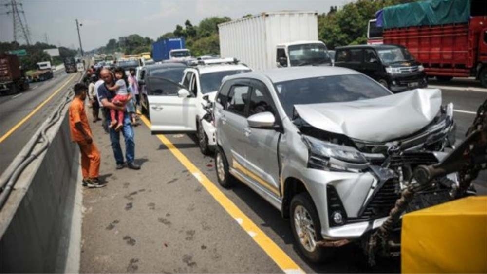 Mobil Timnas Anies-Cak Imin Alami Insiden Tabrakan Beruntun di Jalan Raya Pragaan Sumenep Madura