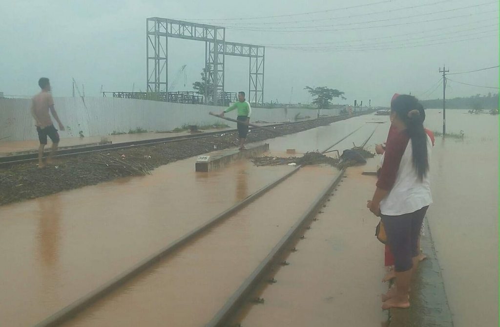 Jalur Kereta Api Kabupaten Grobogan Lumpuh Total Karena Banjir Akibat Tanggul Jebol Dan Luapan Air Sungai