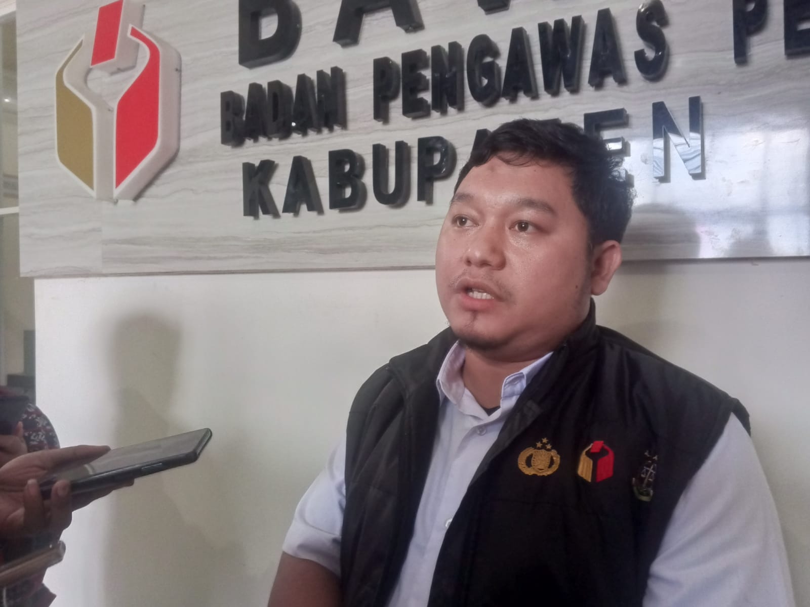 Pose 2 Jari, Kepala Desa Kosambironyok Diperiksa Bawaslu Serang