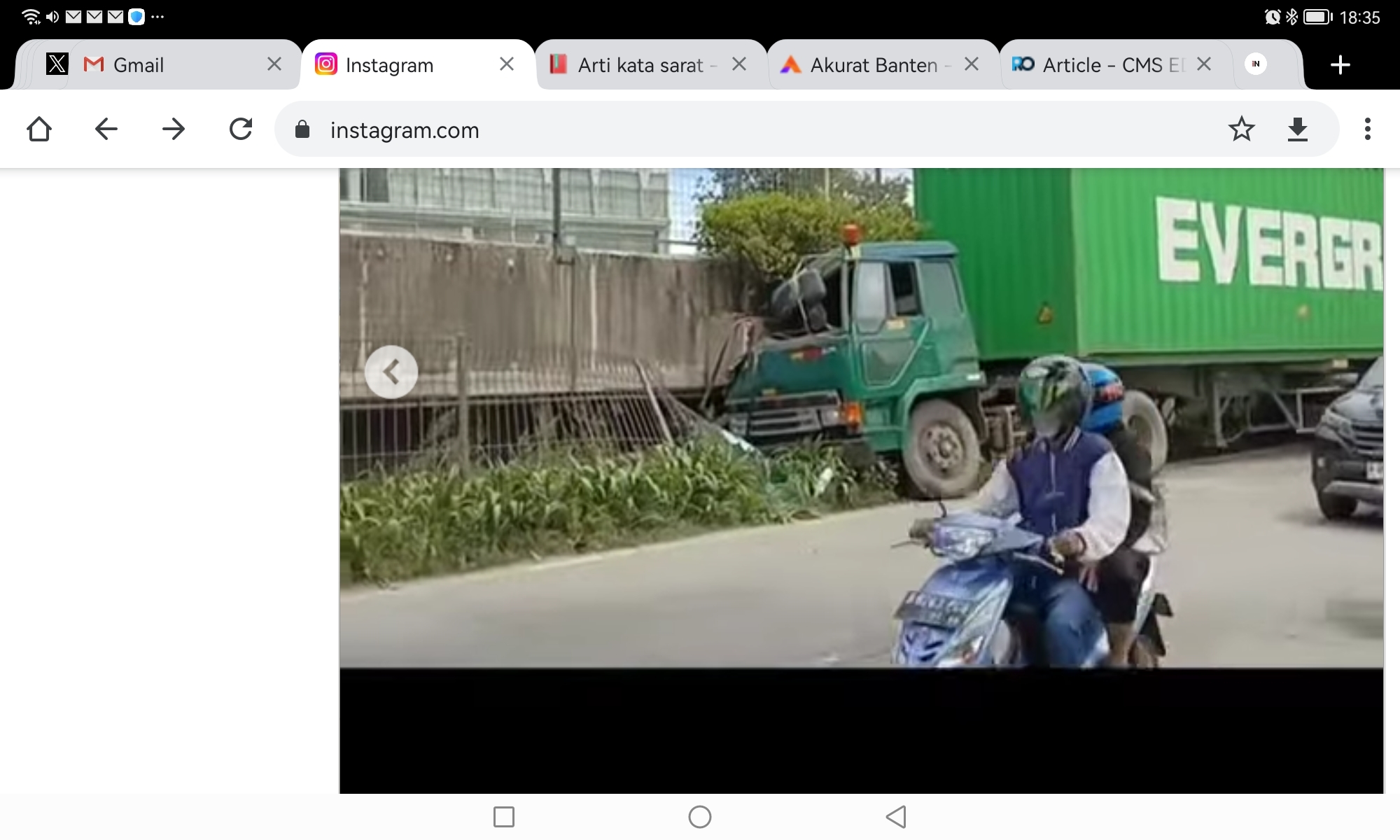 Hindari Lindas Pemotor Jatuh, Truk Kontainer Banting Stir Tabrak Pembatas Jalan Tol