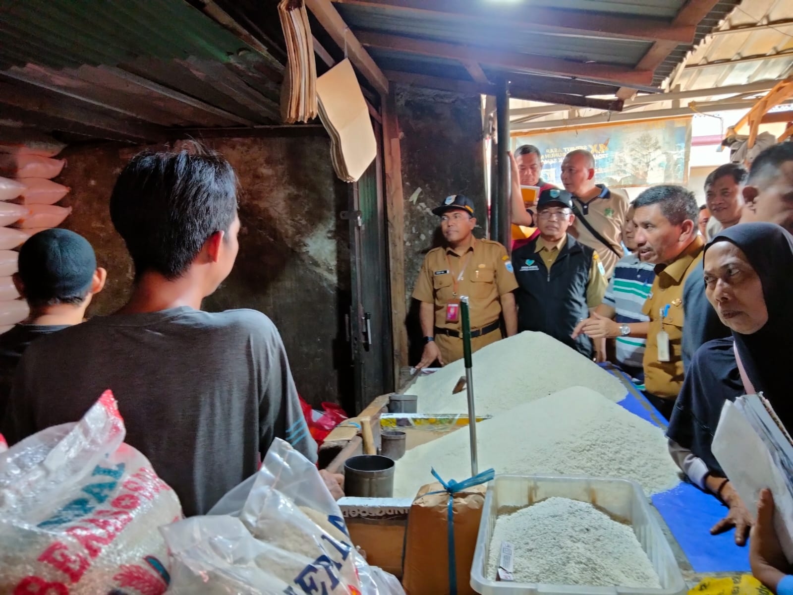 Miris! Harga Beras 2 Pekan Naik Hingga Rp16 Ribu Per Liter, Pasar Badak Pandeglang Kena Sidak