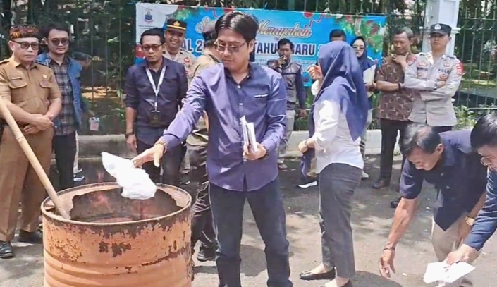 KPU Lebak Bakar 643 Surat Suara Rusak dan Lebih Kuota
