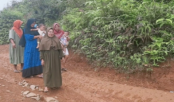 Perjuangan Korban Banjir Bandang di Lebak Nyoblos Pemilu 2024, Jalan Kaki 1,5 Kilometer