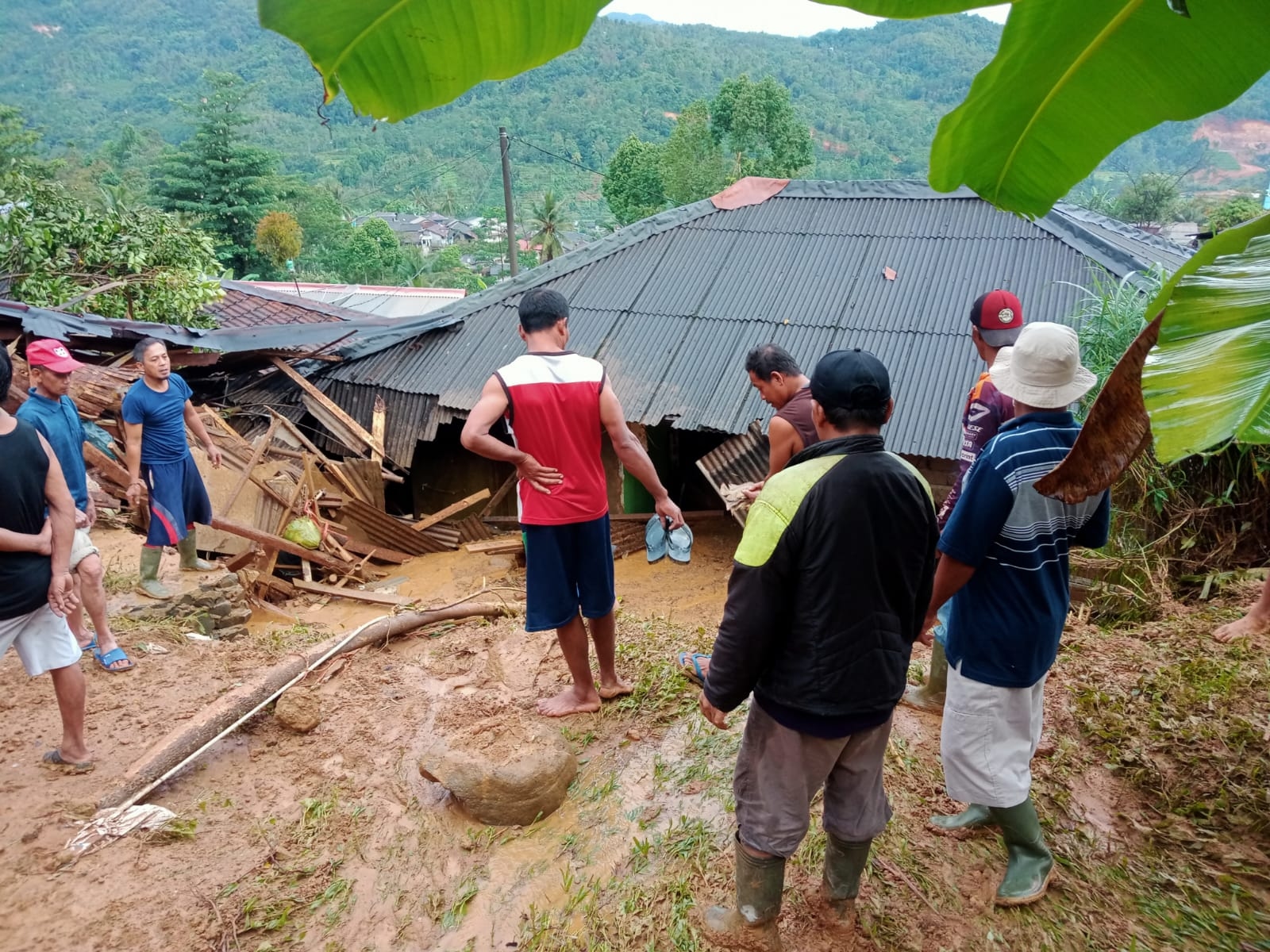 Diterjang Tanah Longsor, Lima Rumah Milik Warga di Cibeber Nyaris Rata Dengan Tanah