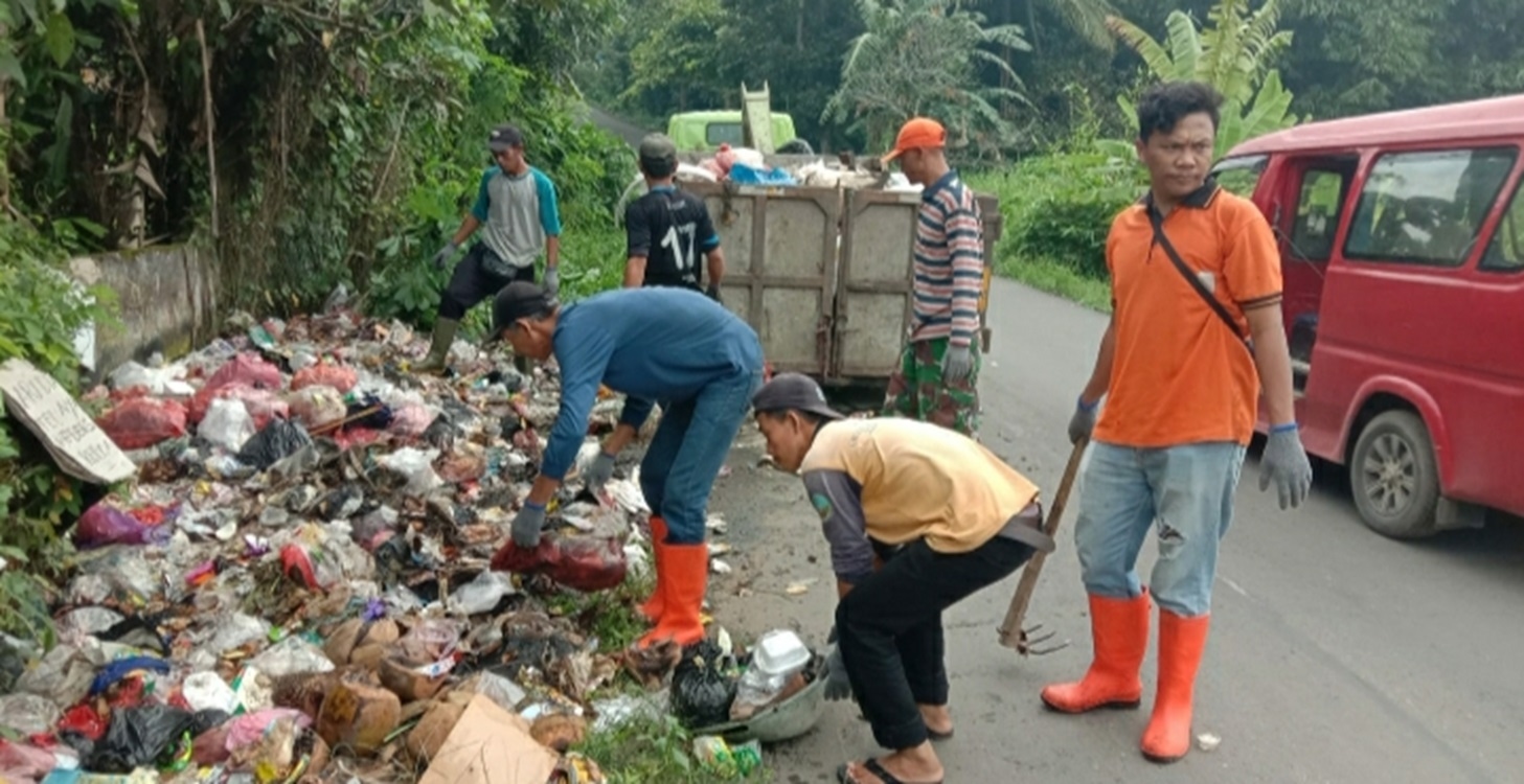 Kerja di Hari Libur, Pasukan Orange Dinas LH Lebak Bersihkan Tumpukan Sampah Rumah Tangga
