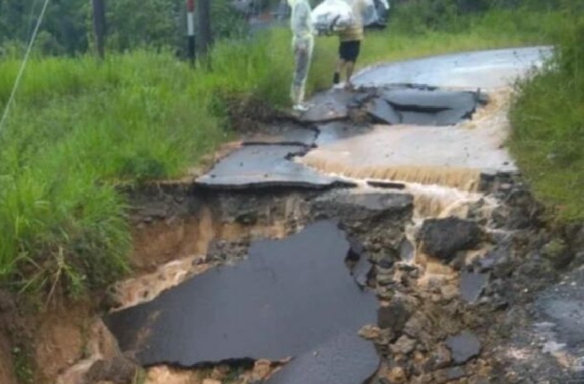 Ruas Jalan Menuju Kasepuhan Cisungsang Terputus Karena Longsor, Empat Desa di Lebak Terancam Terisolir