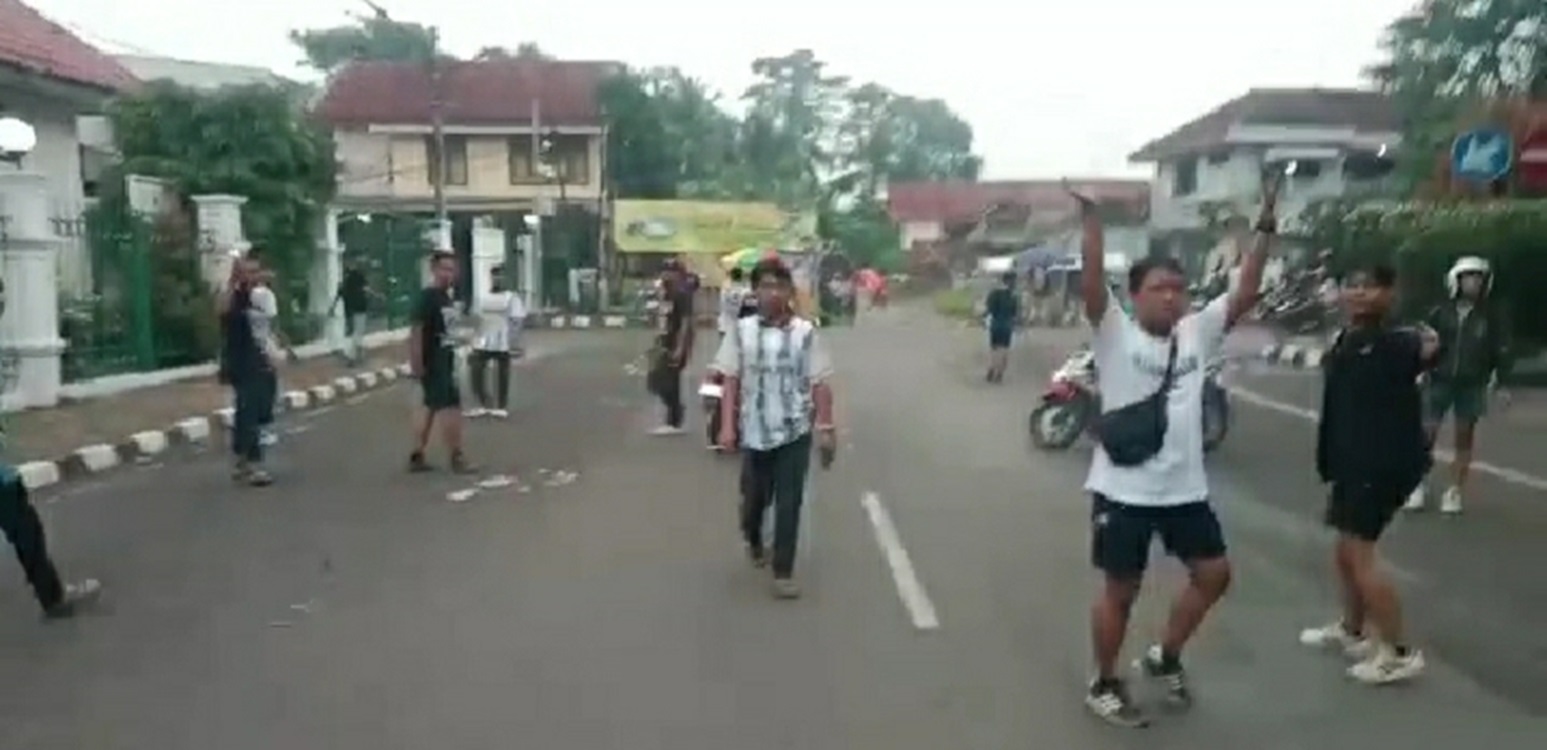Berpapasan di Alun-alun Rangkasbitung, Dua Kelompok Warga Diduga Suporter Sepakbola di Lebak Terjadi Aksi Keributan