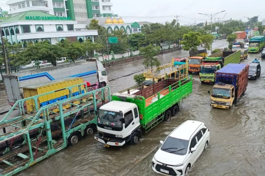 Banjir di Jalur Pantura Menghubungkan Kota Semarang-Demak Sejumlah Kendaraan Tersendat