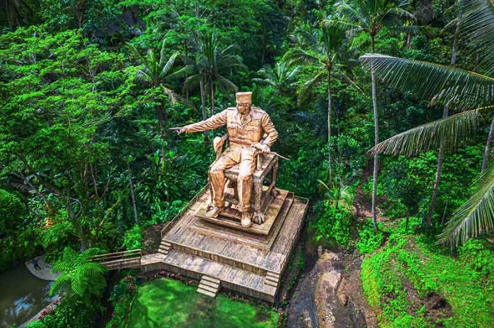 Keren! Seniman Ubud Ciptakan Patung Soekarno dari Anyaman Bambu Setinggi 15 Meter