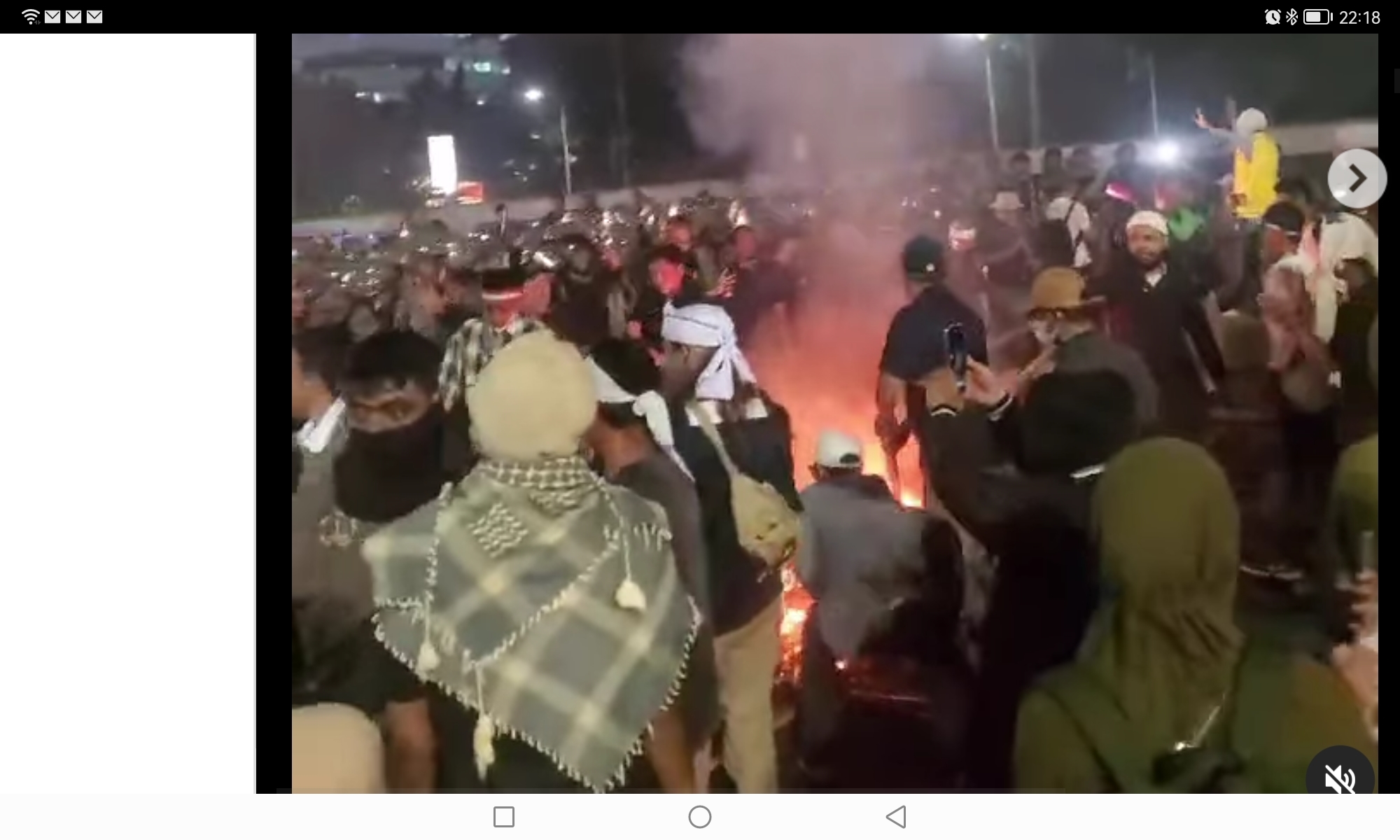 Demo Pemakzulan Jokowi di Gedung DPR Ricuh, Massa Bakar Ban dan Lempar Botol