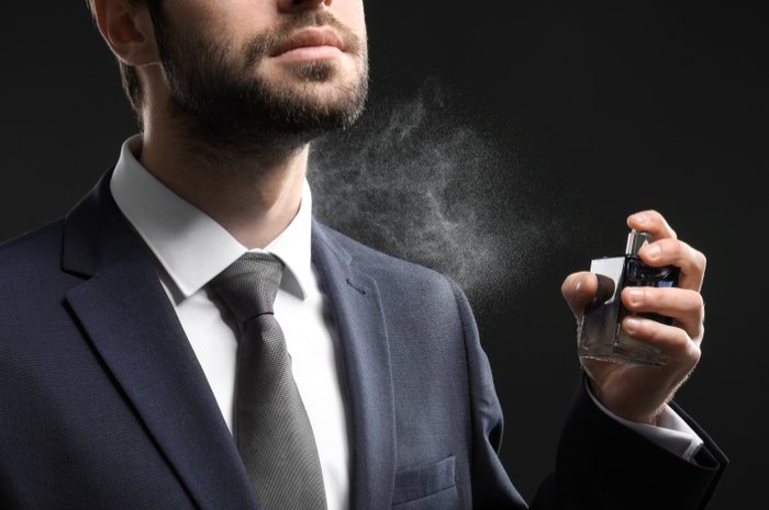 8 Rekomendasi Parfum Pria Terbaik 2024, Wanginya Bikin Wanita Makin Jatuh Cinta!