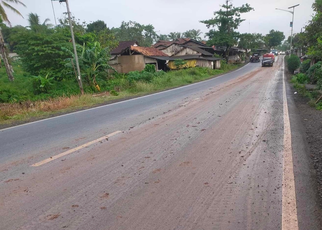 Ceceran Tanah di Jalan Nasional Cigeulis Cibaliung Dikeluhkan Warga
