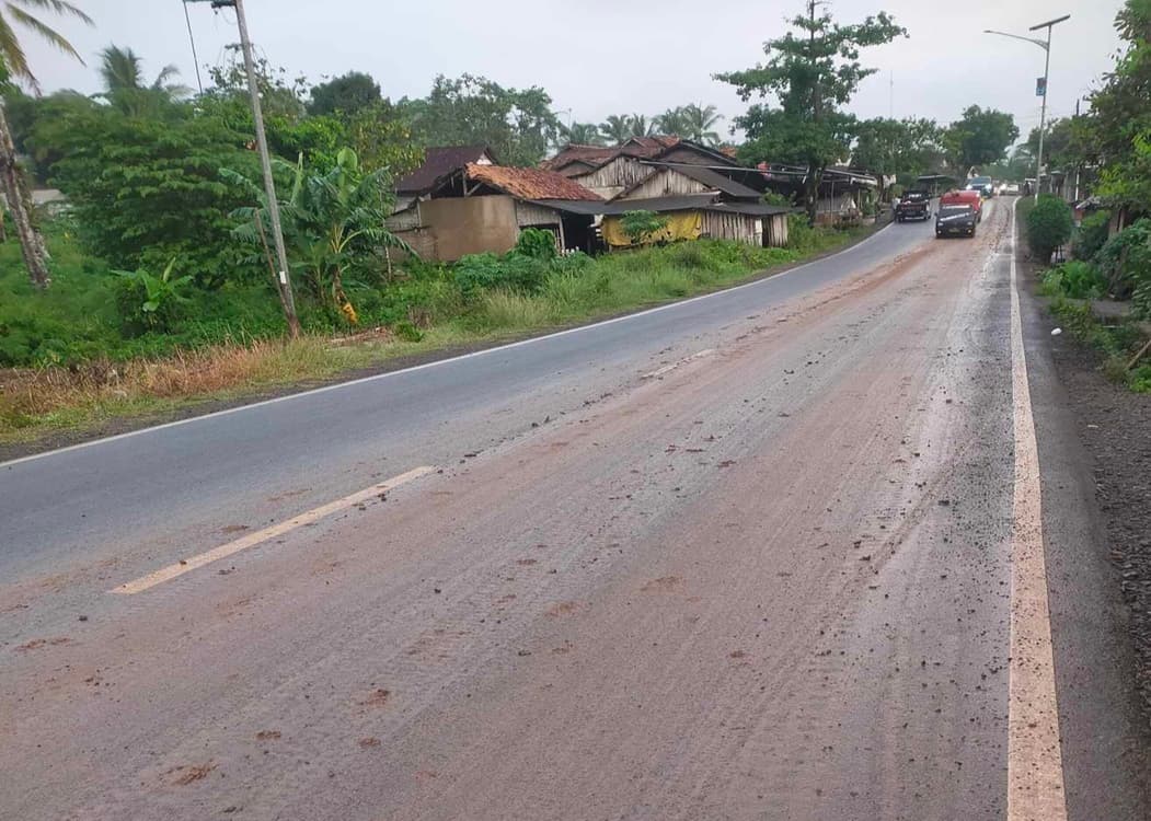 Ceceran Tanah di Jalan Nasional Cigeulis Cibaliung Dikeluhkan Warga