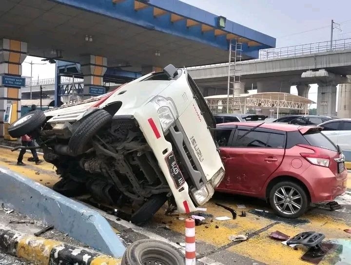 Truk Tabrak Expander dan Terguling di Gerbang Tol Halim Utama Dikemudikan Remaja 18 Tahun