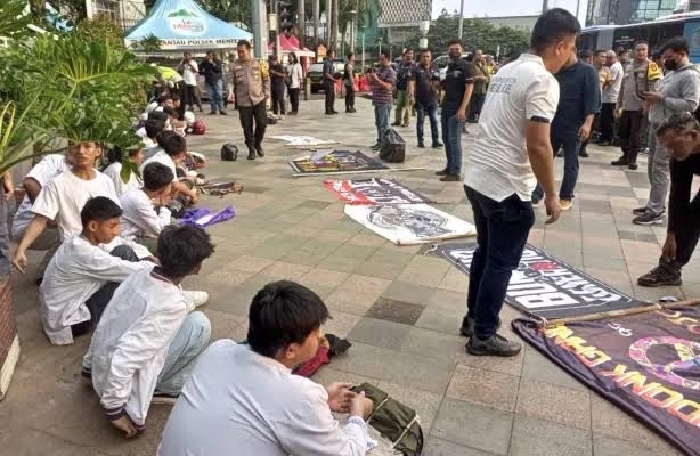 Ratusan Pelajar di Jakarta Konvoi Bagi Takjil, Bawa Petasan dan Positif Gunakan Sabu