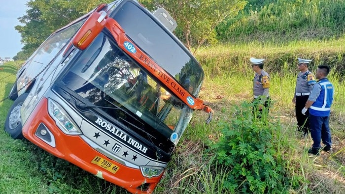 7 Orang Tewas Dalam Kecelakaan Bus Rosalia Indah Di Jalan Tol Batang Km 370