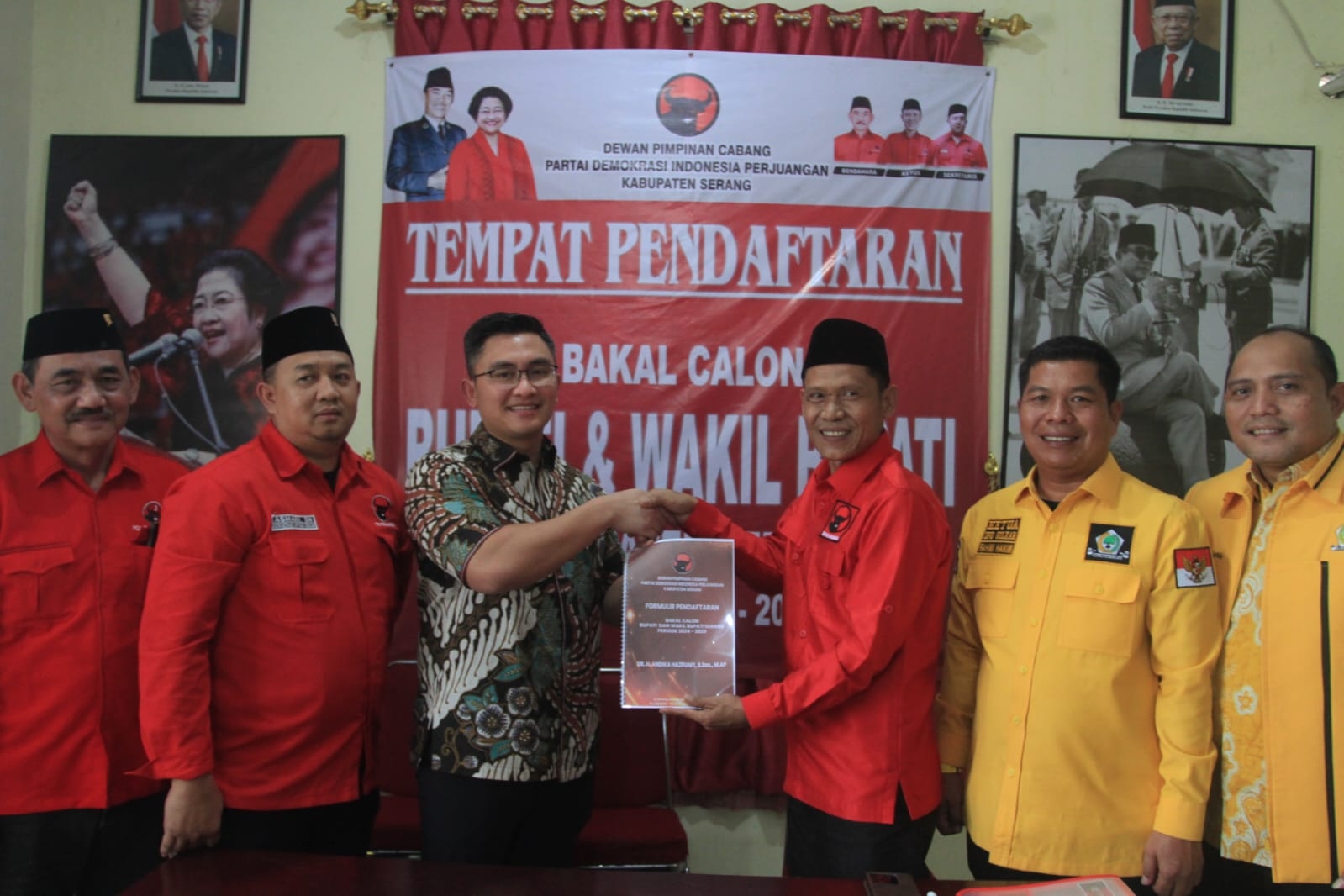 Andika Hazrumy Jadi Yang Pertama Kembalikan Formulir Pendaftaran Cakada Ke PDI Perjuangan