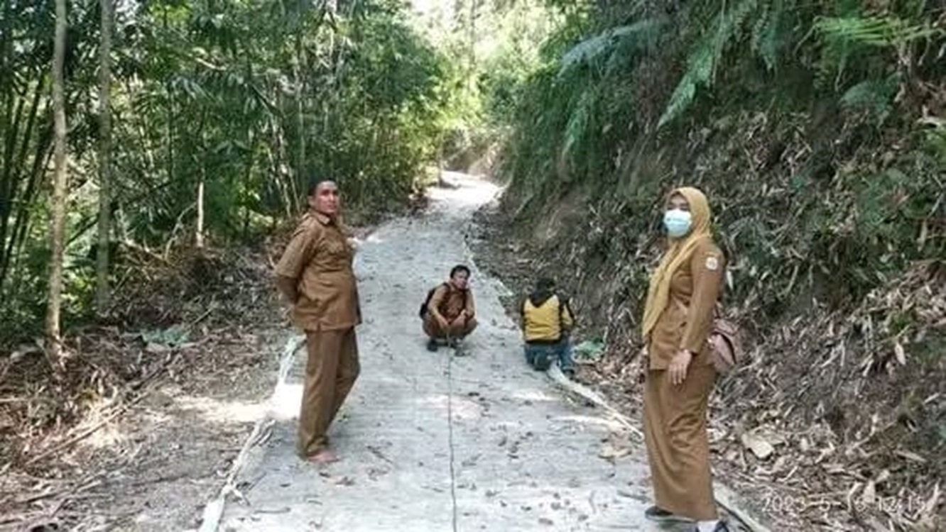 Pemdes Margaluyu Benahi Infrastruktur Jalan Lingkungan dan Poros Desa Dengan Rabat Beton