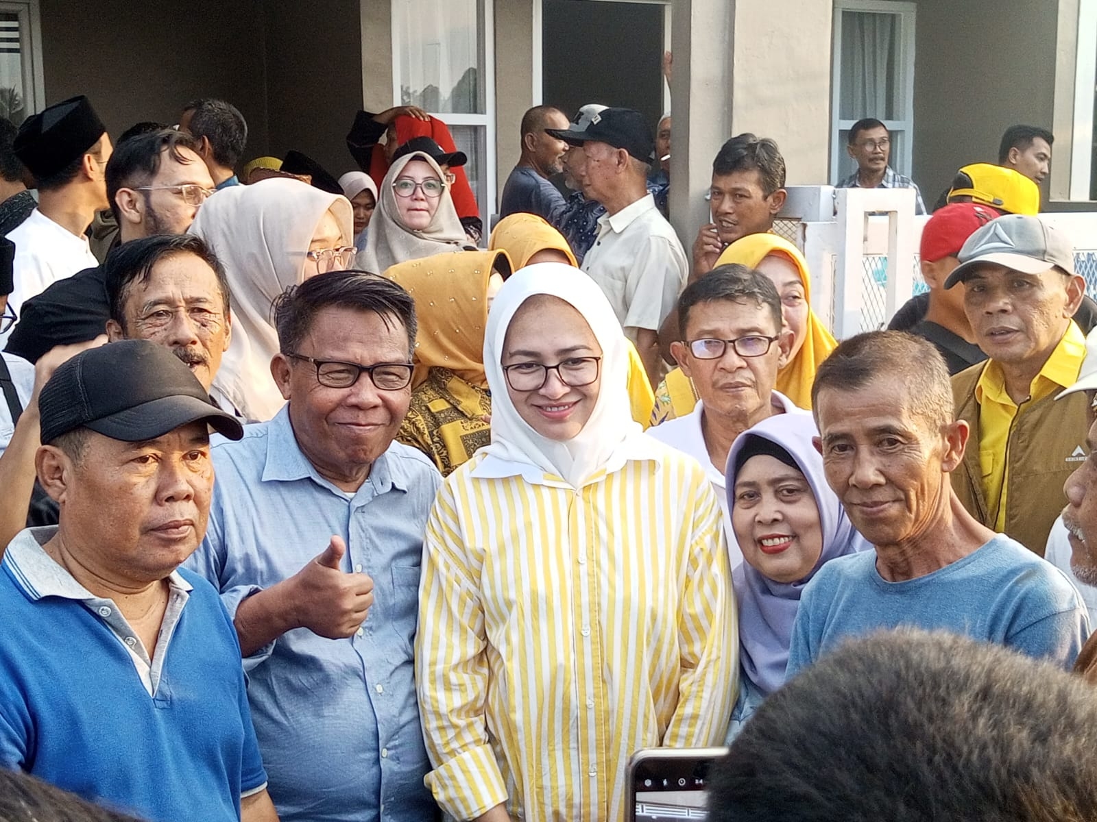Kunjungi Warga Perumahan MABU, Airin Diserbu Warga Untuk Minta Foto Bareng