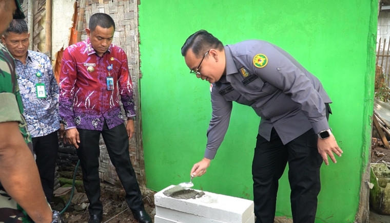 Kejaksaan Negeri Kabupaten Tangerang Beri Bantuan Sosial Berupa Pembangunan Sanitasi dan Sembako Gratis ke Warga Desa Kosambi Dalam