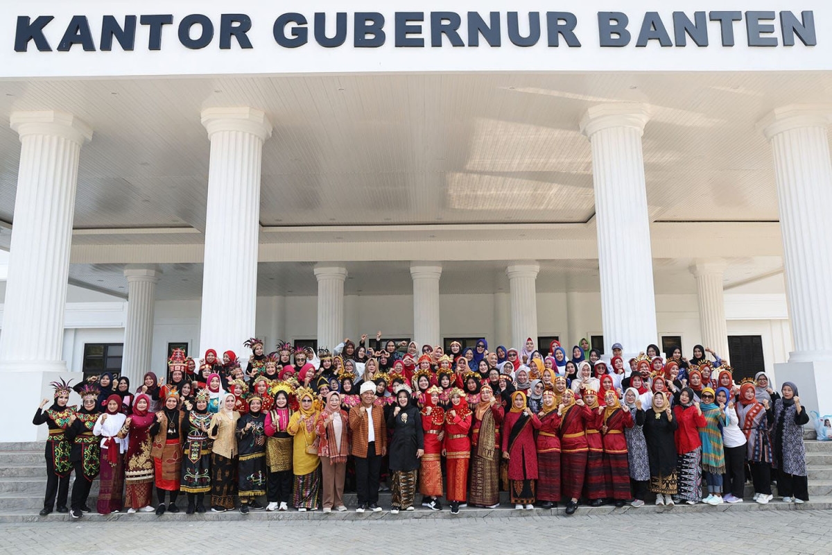 Pj Gubernur Banten Al Muktabar Apresiasi Dharwa Wanita Provinsi Banten, Gelar Senam Bersama Mengenakan Pakaian Adat Tradisional