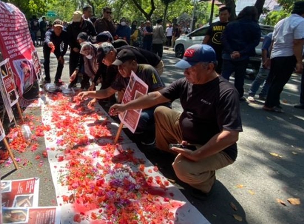 Massa Aksi Dari Aliansi Madura Indonesia Tuntut ke-3 Hakim PN Surabaya Pemberi Vonis Bebas Tannur, Segera Ditindak