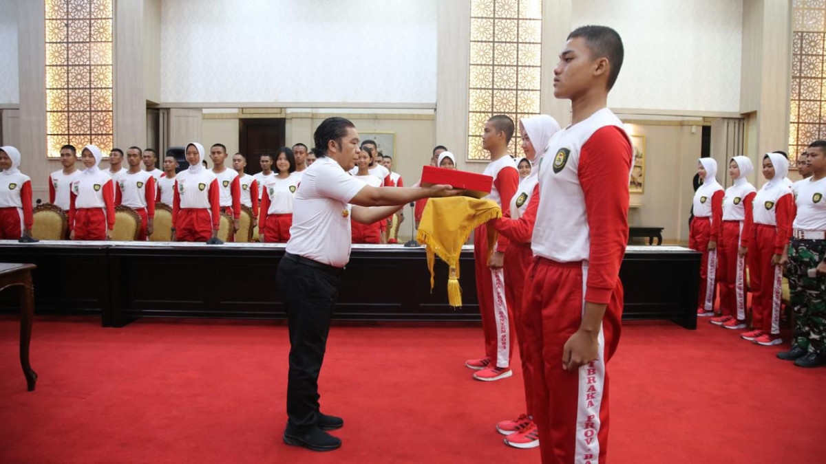 Pj Gubernur Banten Al Muktabar Serahkan Duplikat Bendera Pusaka ke Paskibraka, Dikibarkan Pada Saat Upacara HUR RI Ke-79