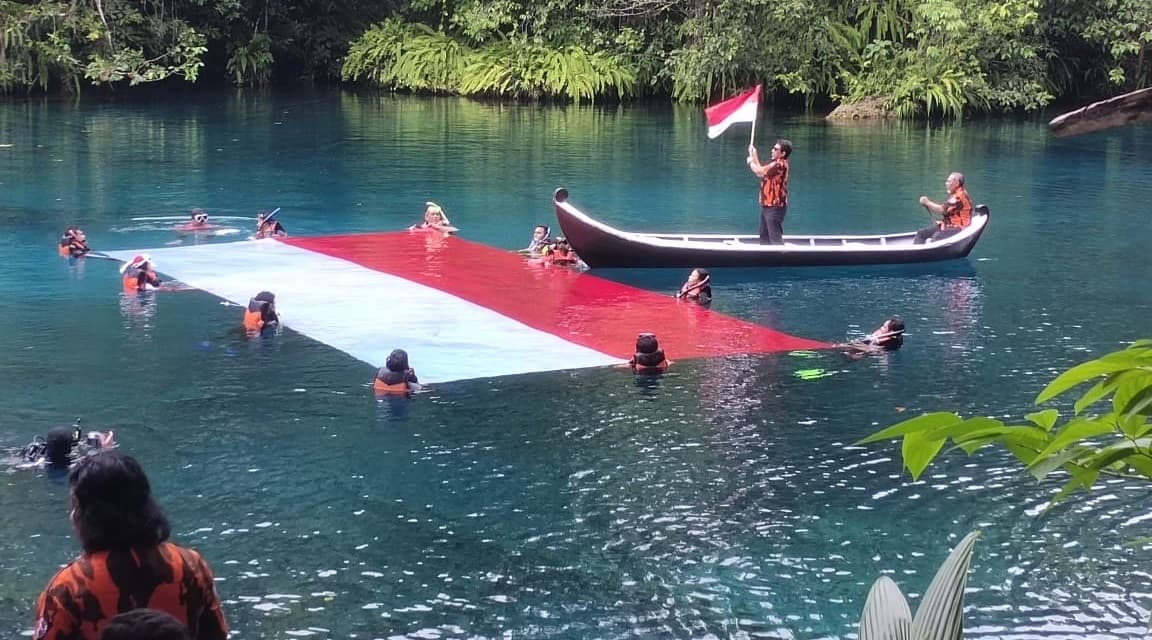 Al Muktabar Saksikan Diatas Perahu, Saat Bendera Raksasa Dibentangkan Forum Potensi SAR di Danau Retensi KP3B Serang, Pada HUT RI ke-79