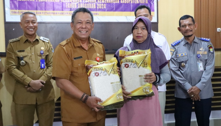 Pemkab Tangerang Distribusikan Bantuan 4.500 Kg Beras Fortifikasi di Kecamatan Legok, Upaya Turunkan Rawan Pangan Gizi dan Stunting Bagi Masyarakat