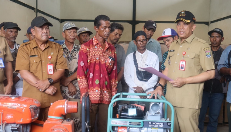 Pj Bupati Andi Ony Berikan Bantuan Alat Mesin Pertanian Sebanyak 71 Pompa Air Ke Kelompok Tani Kabupaten Tangerang