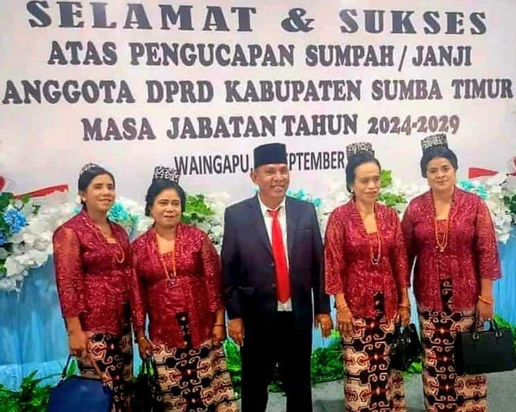 Heboh! 4 Istri Temani Suami Saat di Lantik Jadi Anggota DPRD Sumba Timur