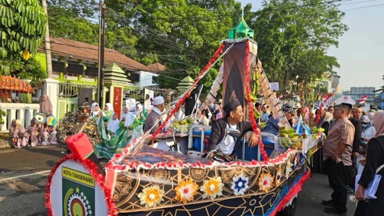 Pj Wali Kota Tangerang Gelar Makan Nasi Kebuli, Setelah Arak-arakan Gunung Maulid yang di Ikuti 1500 Peserta pada Peringatan Maulid Nabi Muhammad SAW