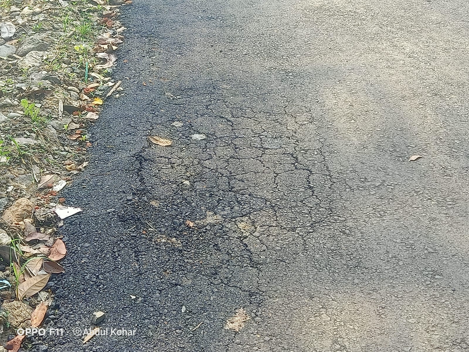 Belum Genap Sebulan Selesai Dibangun, Jalan Lingkungan Ciwisana Rangkasbitung Sudah Retak, Diduga Pengerjaannya Asal Jadi