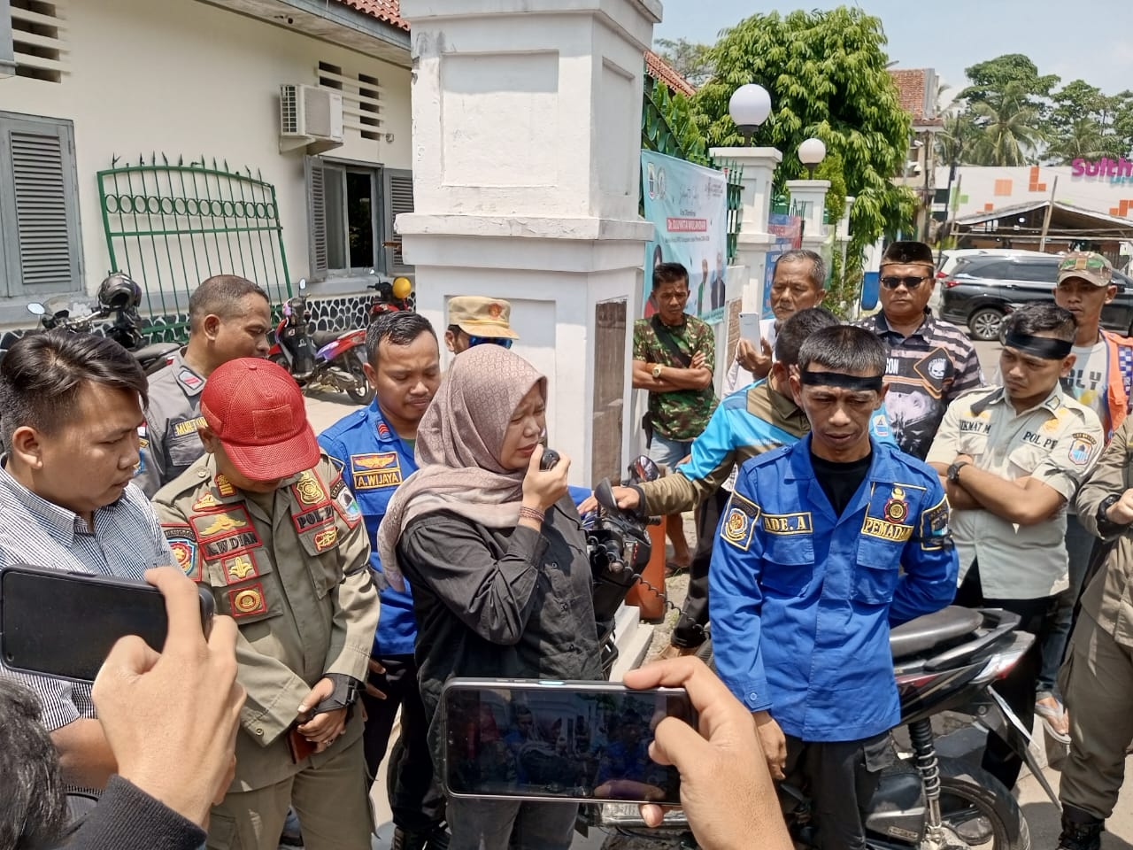 Puluhan Anggota Satpol PP Lakukan Aksi Solidaritas Kematian Teman Berujuk Rasa di DPRD Lebak, Juwita: Polisi Usut Tuntas Pelakunya