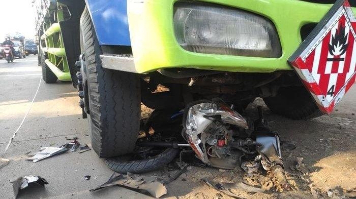 Sopir Bus Karyawan di Tangerang Tewas Dihantam Truk Saat Nunggu Penumpang