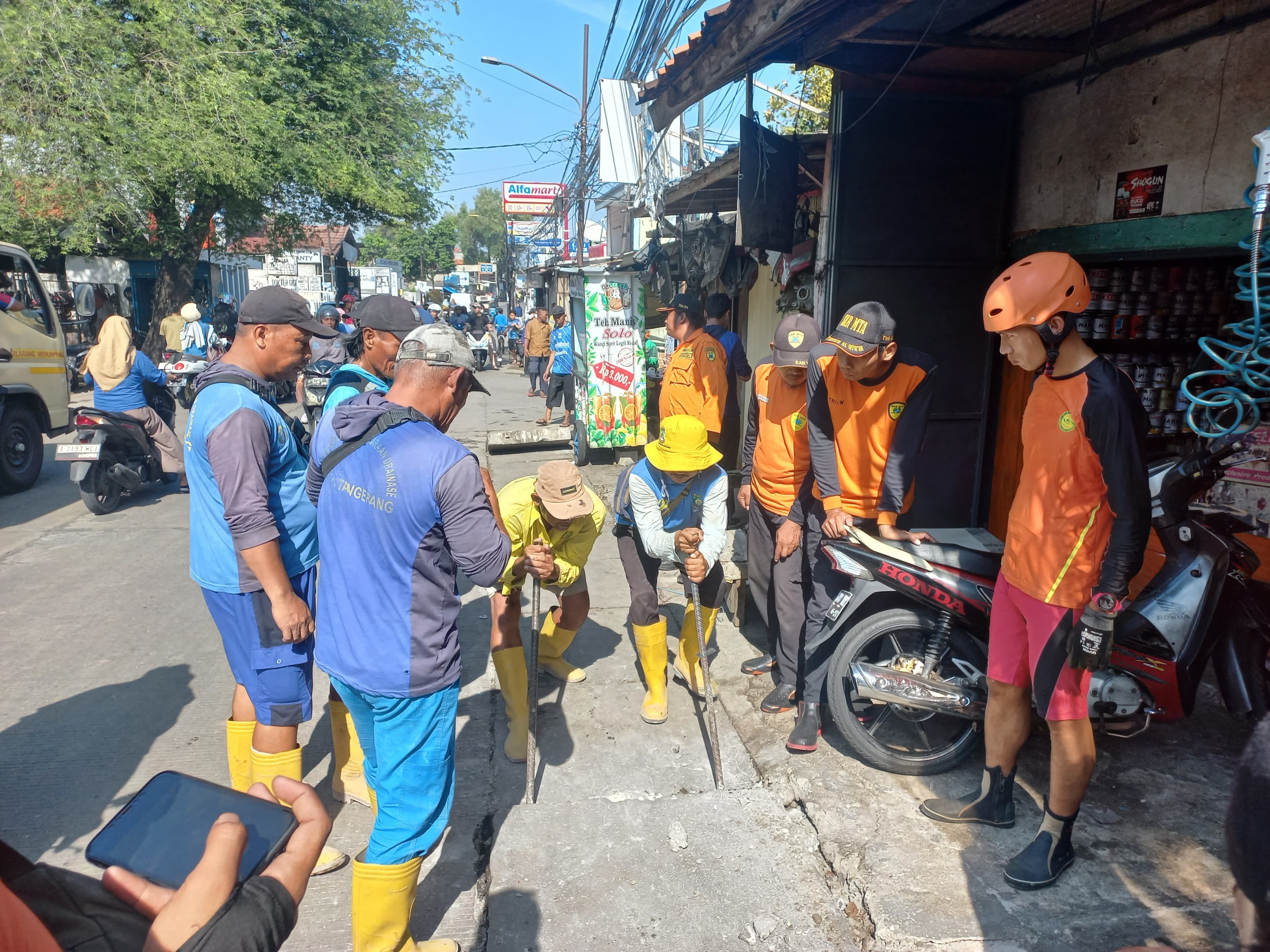 Banyak Kabel di Drainase Jadi Kendala Pencarian Balita Hanyut di Tangerang