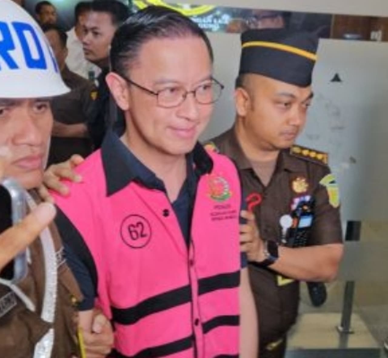 Tersangka Kasus Impor Gula, Tom Lembong Berbaju Merah Jambu dan Tangan di Borgol saat di Tahan, Ungkap Jika Dirinya Serahkan kepada Tuhan