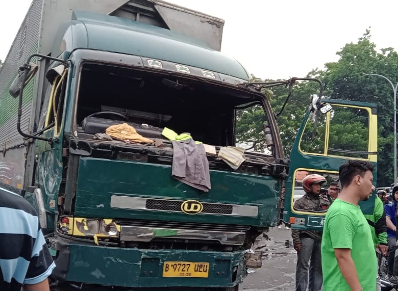 Truk Ekspedisi Ugal-ugalan di Tangerang Seruduk Sejumlah Pengendara Hingga Terkapar