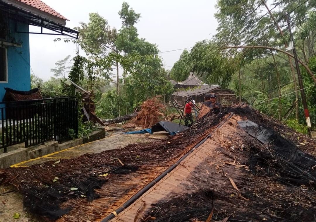 Angin Puting Beliung Luluh Lantakan Rumah Warga, Merobohkan Tiang Listrik,BPBD Lebak Gerak Cepat