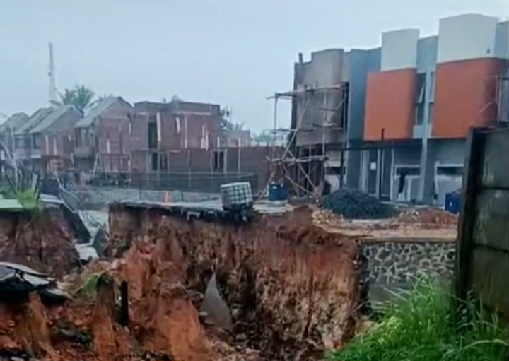 Pergeseran Tanah di Pagedangan Tangerang, Akses Jalan Terputus Longsor
