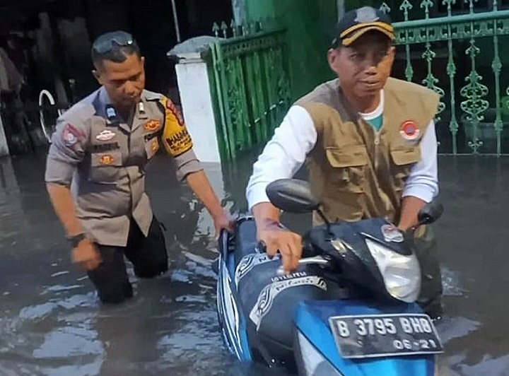 Kacau! Turap Buatan Pemkot Tangsel Bikin Banjir di Pondok Aren Makin Parah