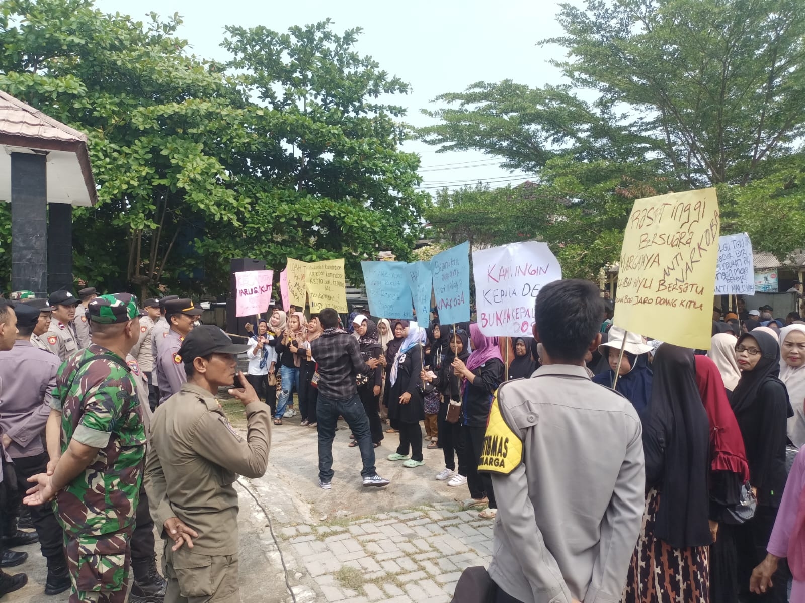 Ratusan Warga Margajaya Melakukan Aksi Demo di Kantor Kecamatan Cimarga, Tuntut Kades Mundur