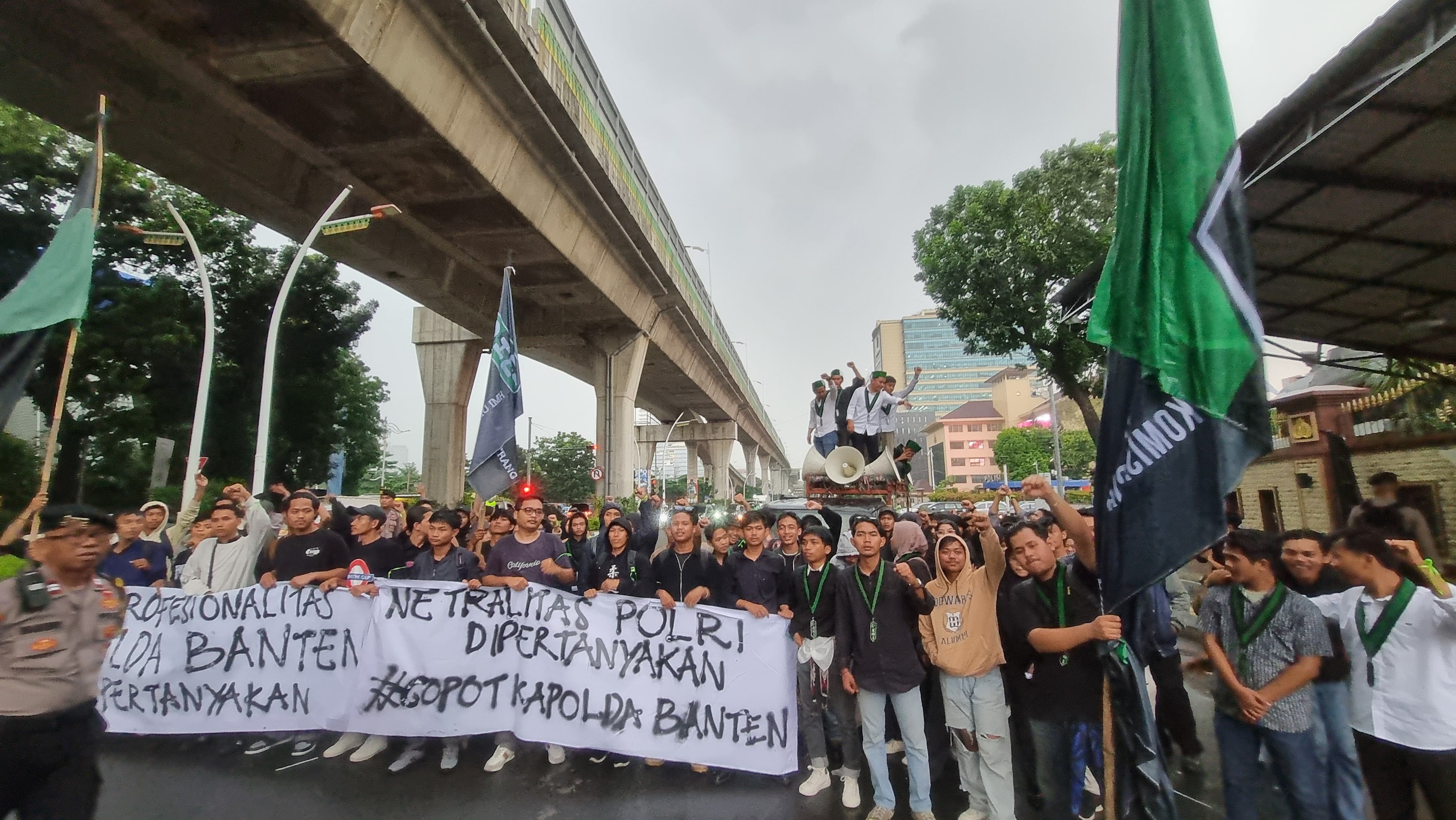 Soroti Netralitas di Depan Mabes Polri, HMI Tuntut Kapolda Banten Dievaluasi