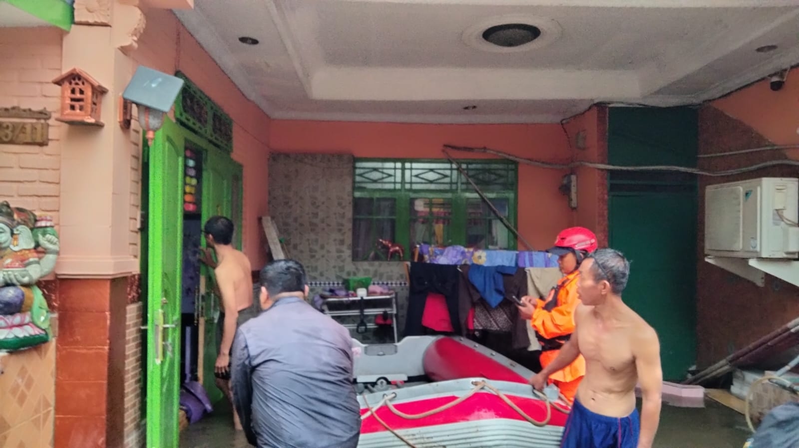 Banjir di Tangsel, Sejumlah Warga Mengungsi ke Balai Warga Hingga Musala