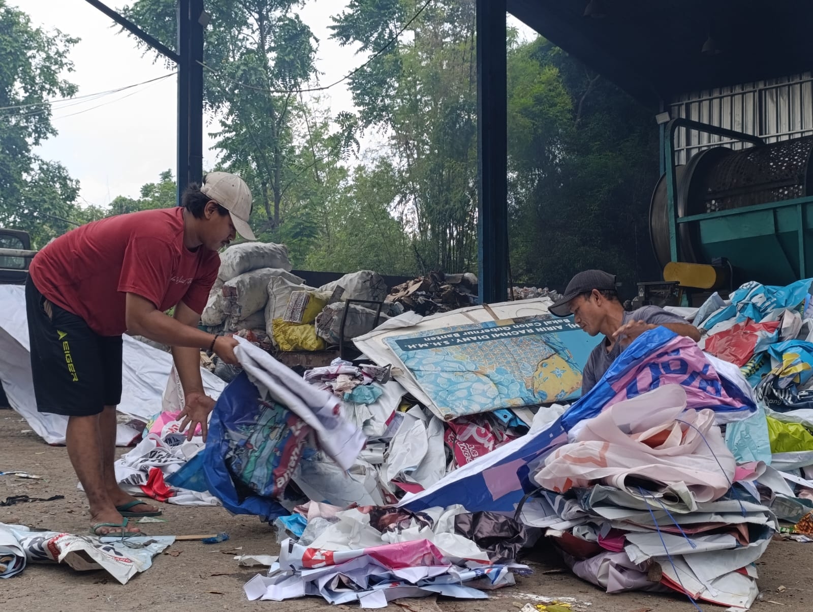1,3 Ton Limbah Alat Peraga Kampanye Pilkada 2024 di Tangsel Dimusnahkan