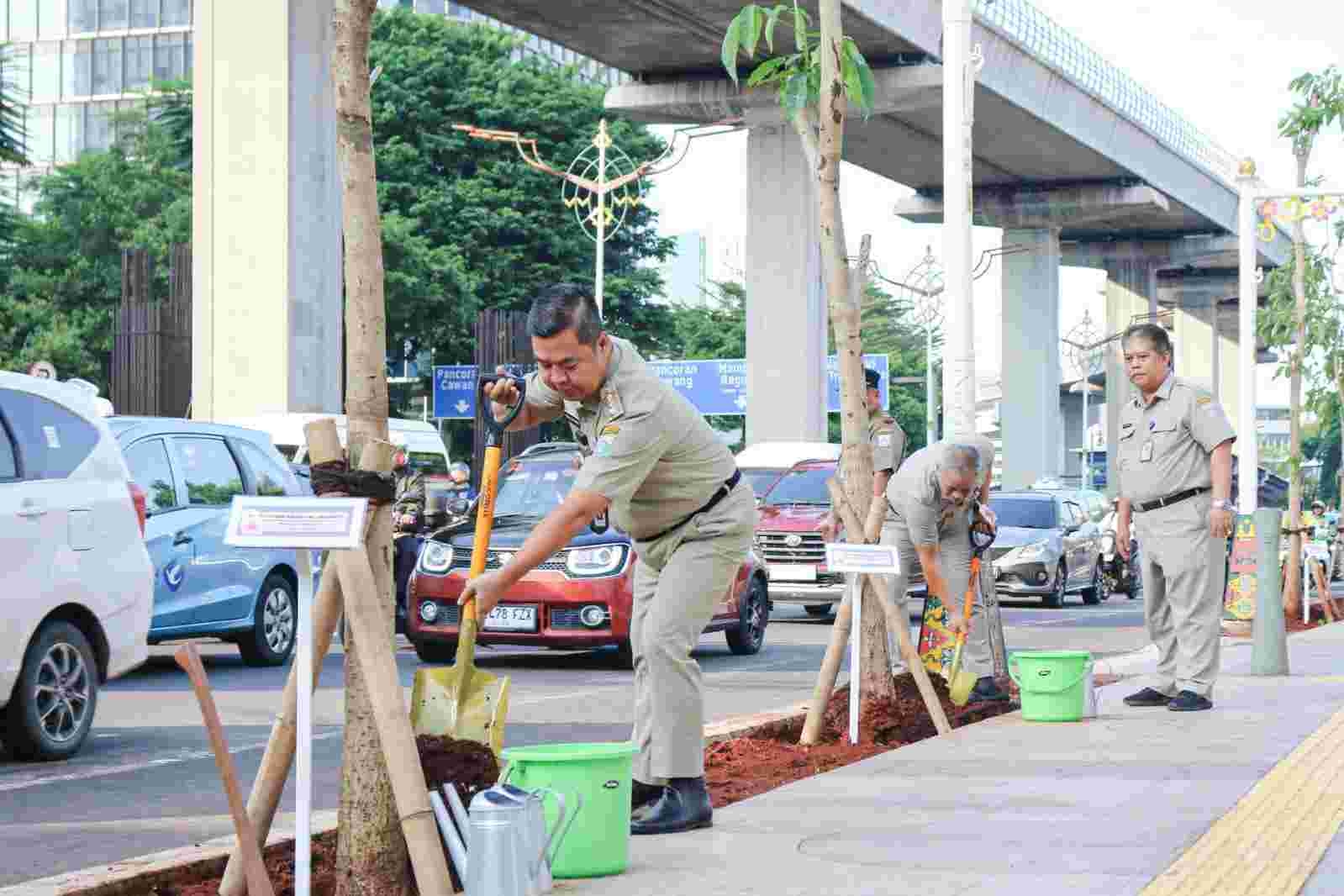 Pemprov DKI Jakarta Tanam 136 Pohon di Jalur Pendestrian untuk Upaya Mengurangi Polusi