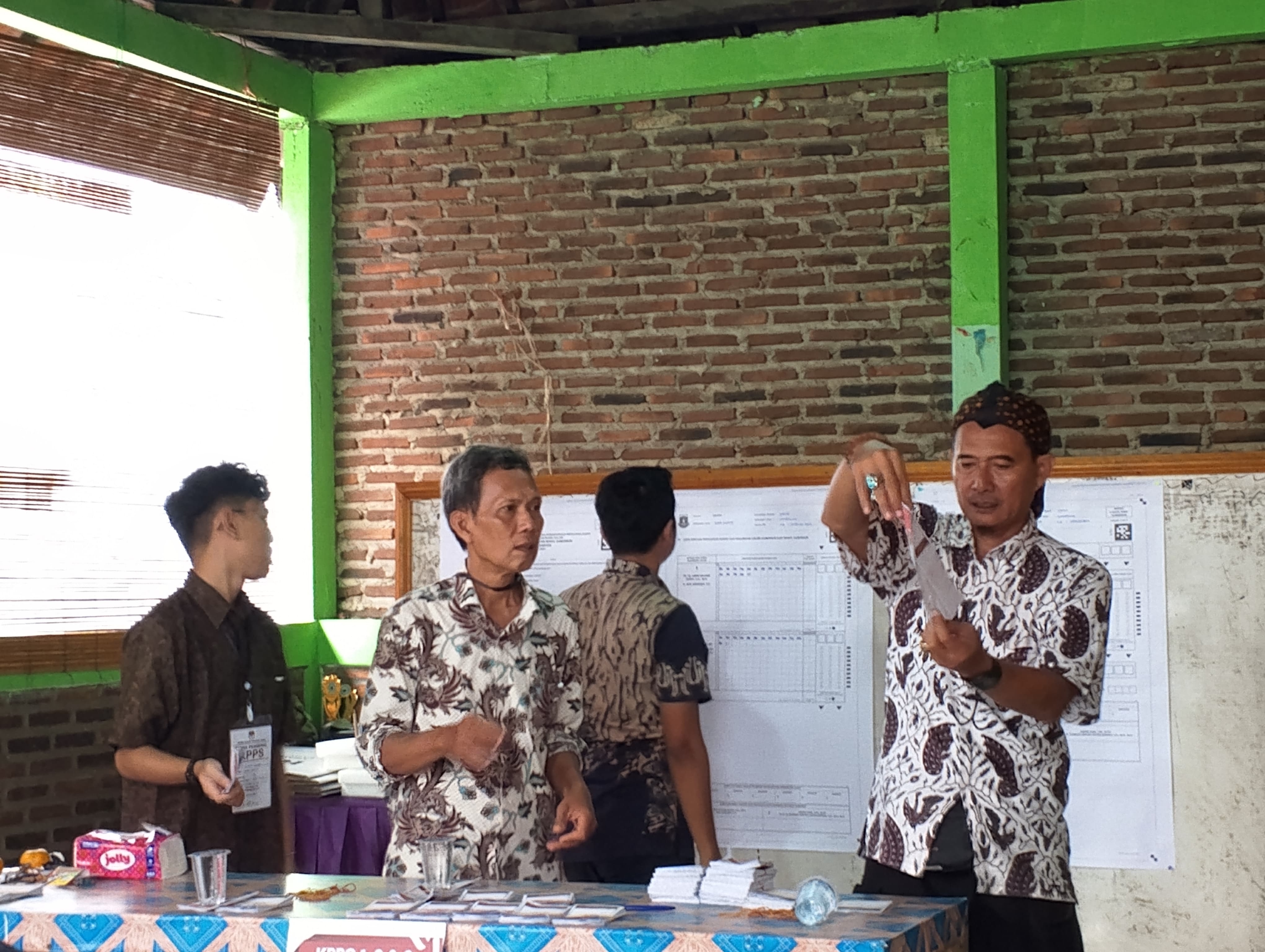 Pasangan Airin-Ade Menang Dari Andra-Dimyati di TPS Mendes PDT Yandri Susanto