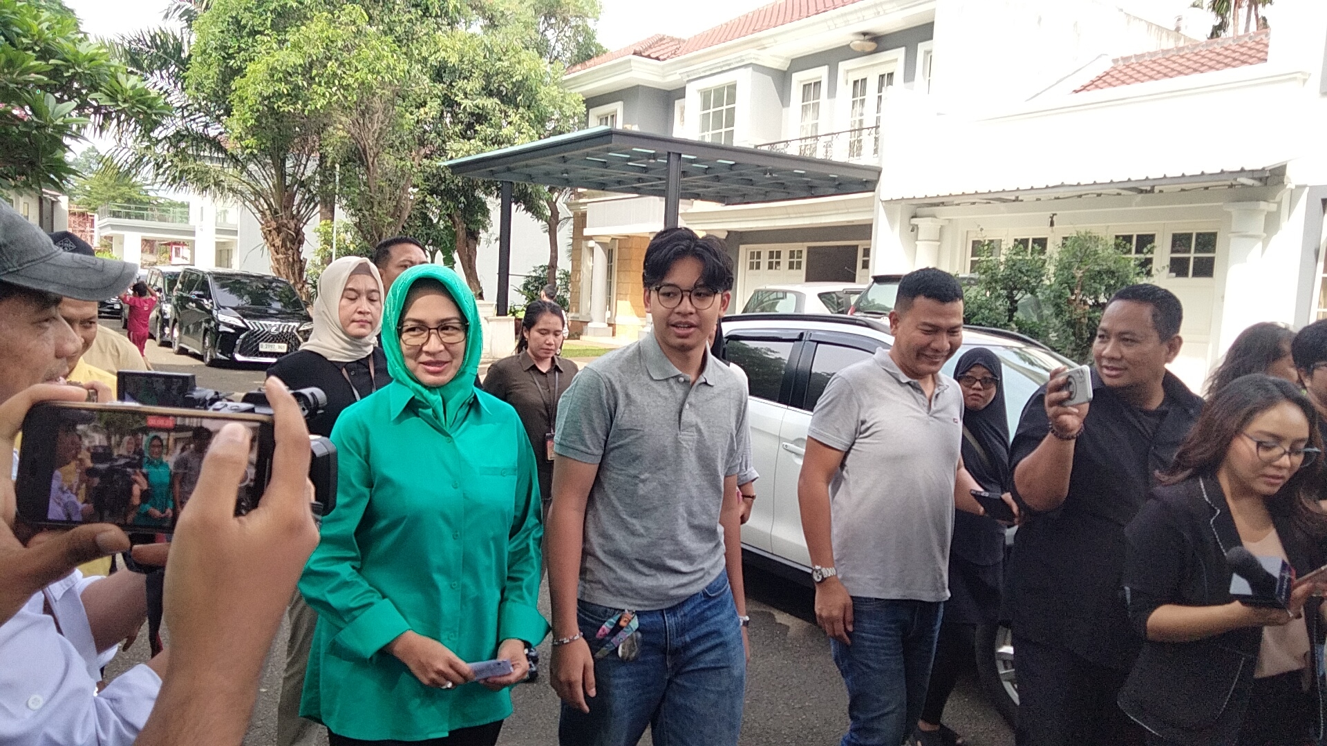 Airin Nyoblos di TPS 15 Kota Tangsel Ditemani Keponakannya