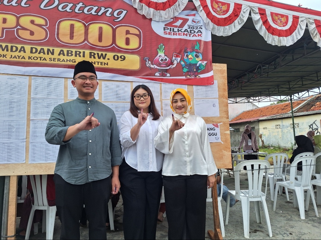 Andika Hazrumy Nyoblos di Kota Serang Bareng Istri dan Anaknya