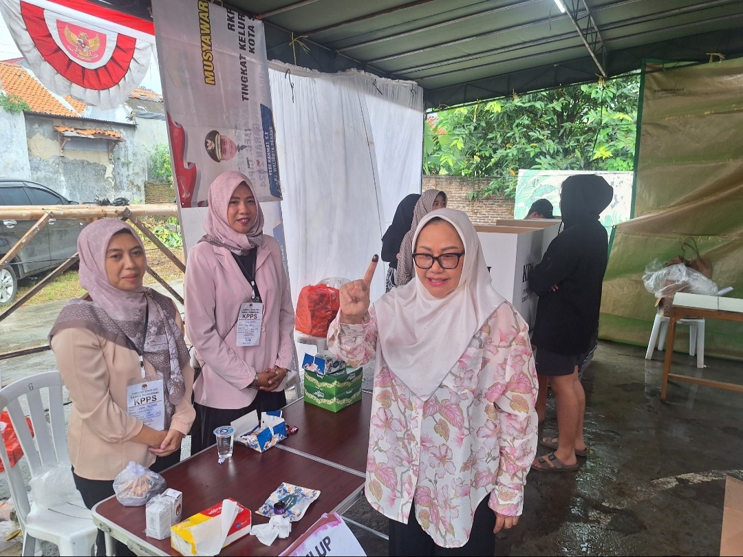 Gunakan Hak Suara di TPS Cipocok, Ratu Atut Chosiyah Doakan Keluarganya Menang di Pilkada 2024